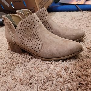 City Classified tan ankle boots size 9
